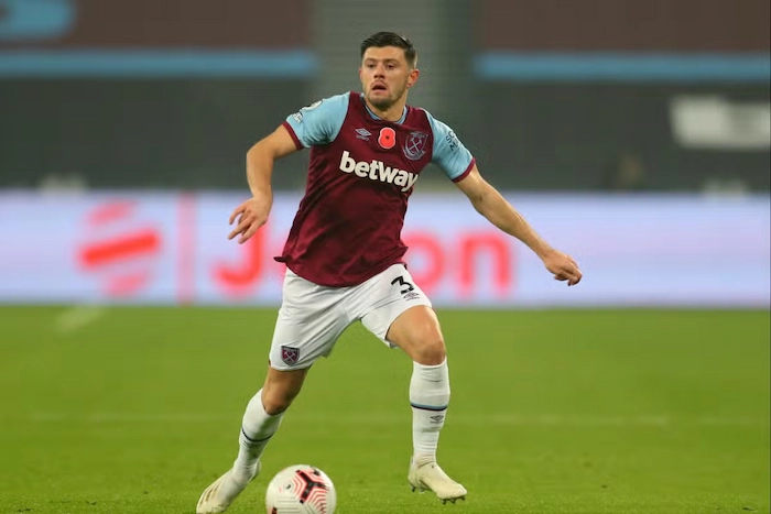 Aaron Creswell của West Ham có thể trở lại Ipswich Town
